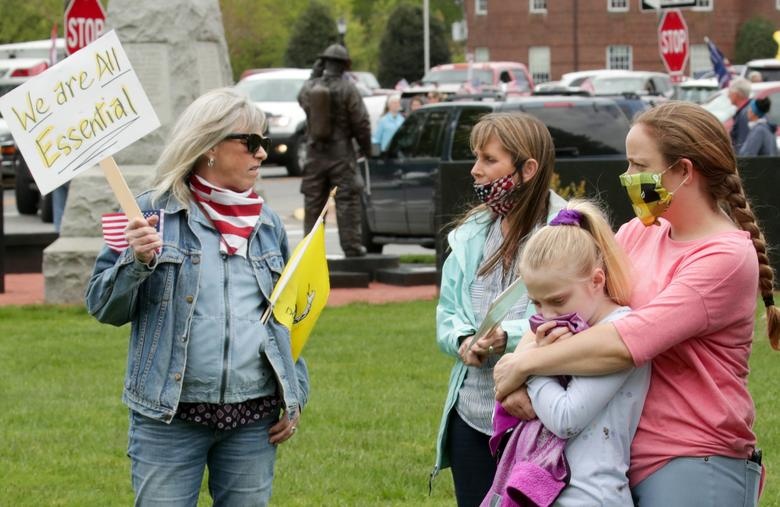 bieu tinh phan doi phong toa anh 6