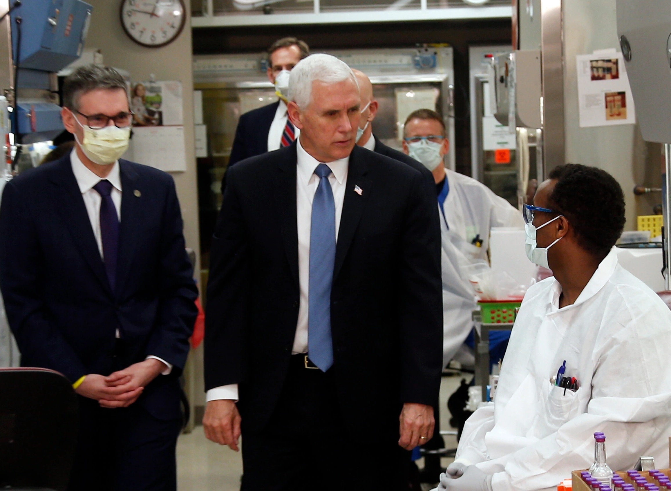 Pho tong thong My: Dang le toi nen deo khau trang o benh vien hinh anh