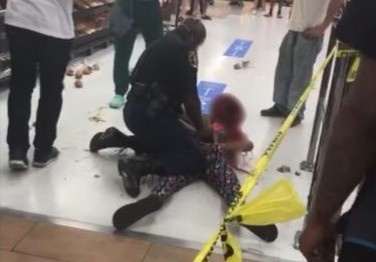 Nguoi phu nu bi quat nga sau khi tu choi deo khau trang o Walmart hinh anh