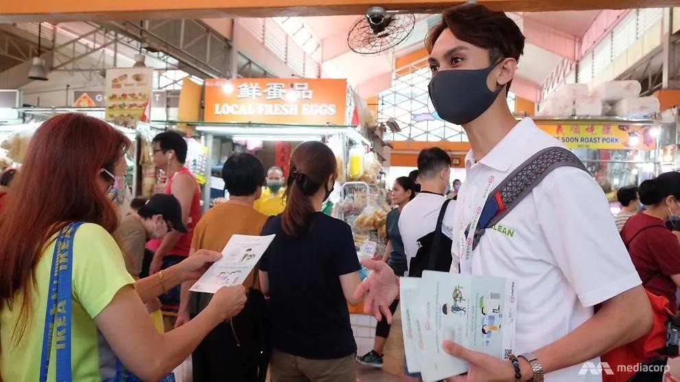 Tiep vien hang khong Singapore tro thanh dai su ‘o sach’ giua dich hinh anh