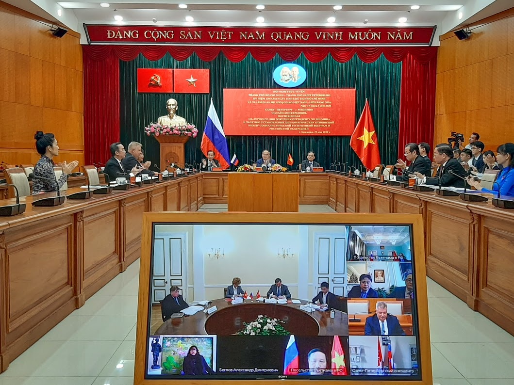 Hoa si Nga ve tranh mung sinh nhat Chu tich Ho Chi Minh hinh anh