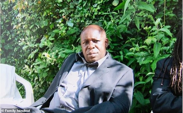 Tai xe taxi chet vi Covid-19 sau khi bi khach nho nuoc bot o Anh hinh anh