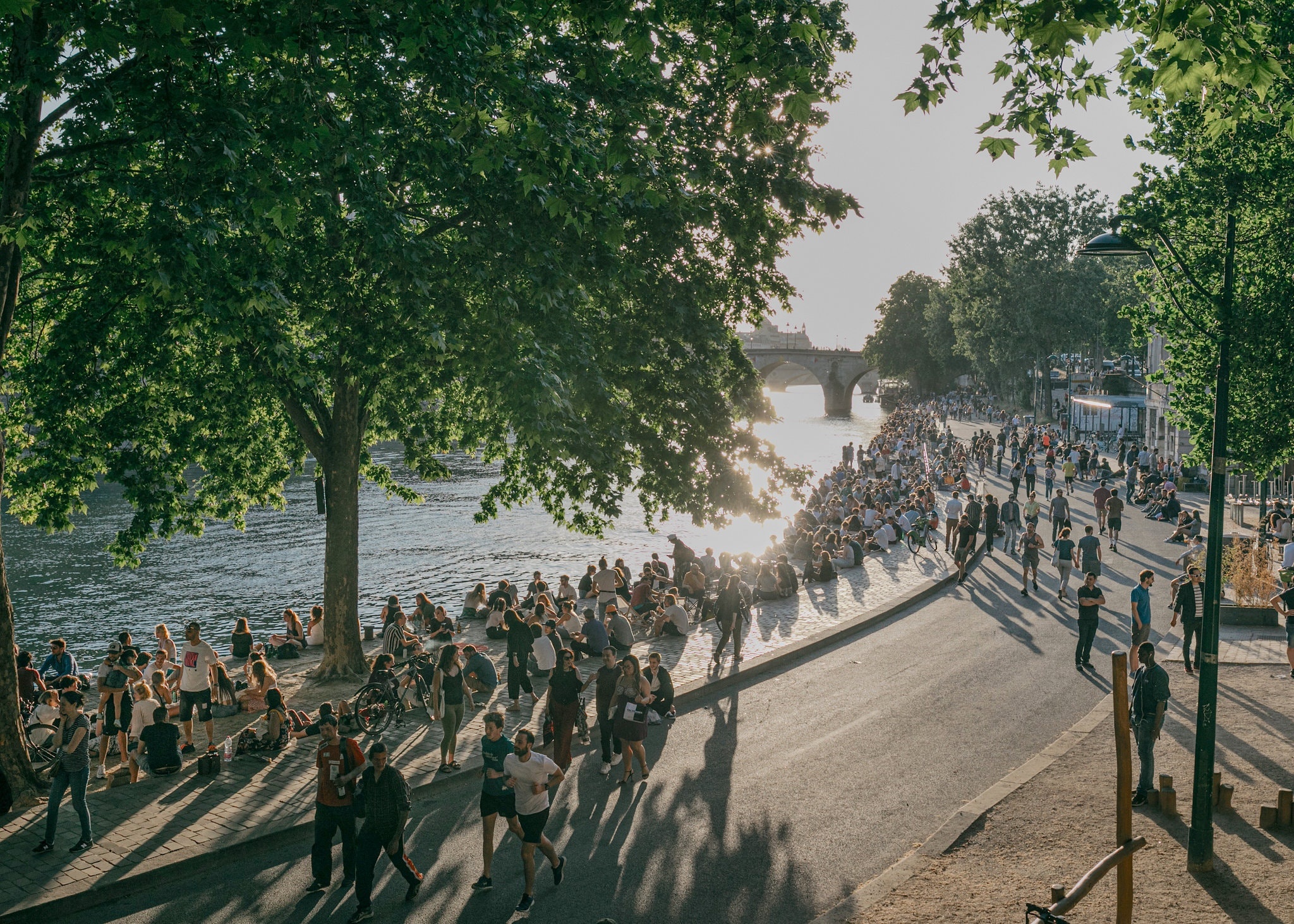 Nguoi Phap tu tap uong ruou de thach thuc chinh quyen hinh anh