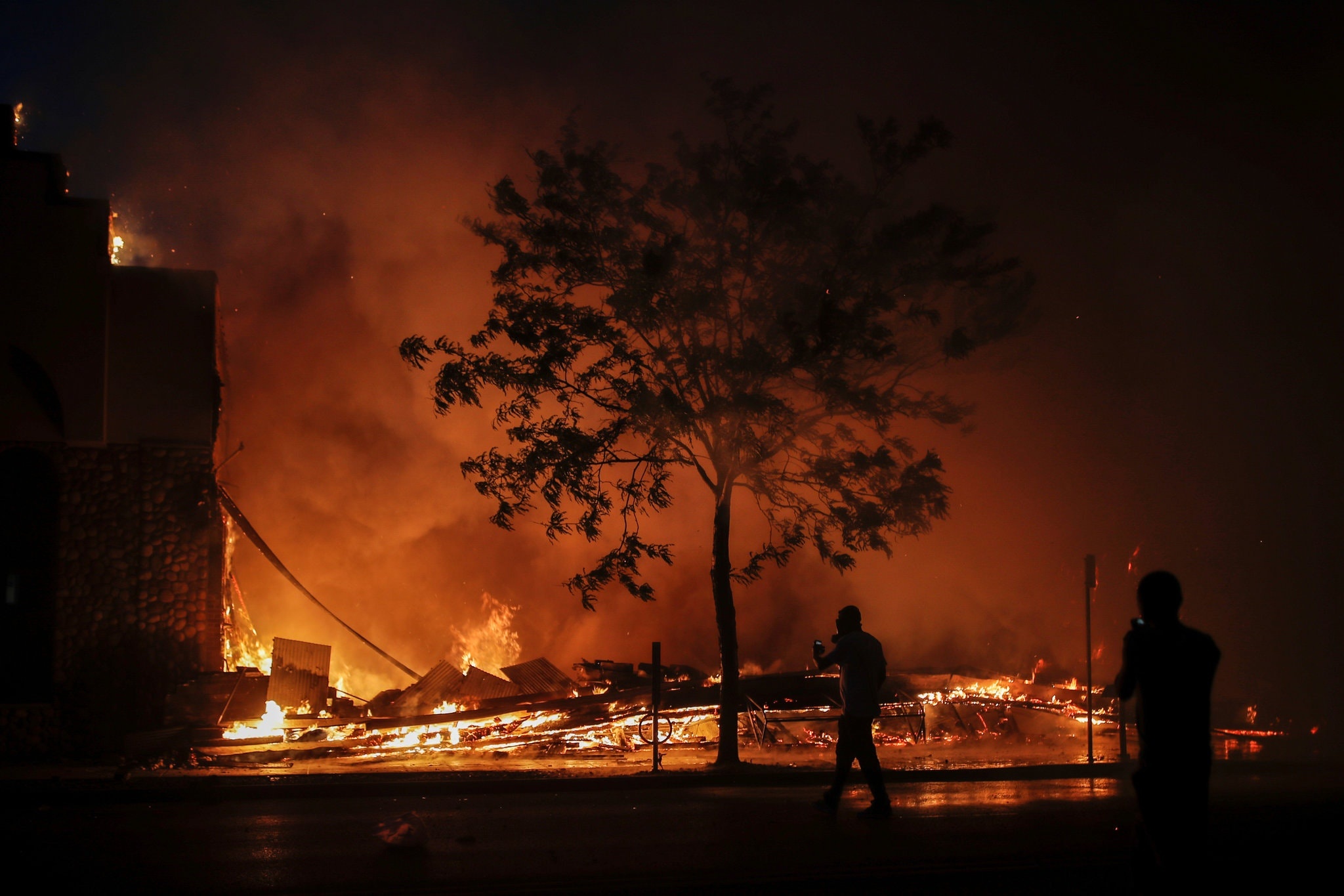 nguoi bieu tinh dot don canh sat anh 2