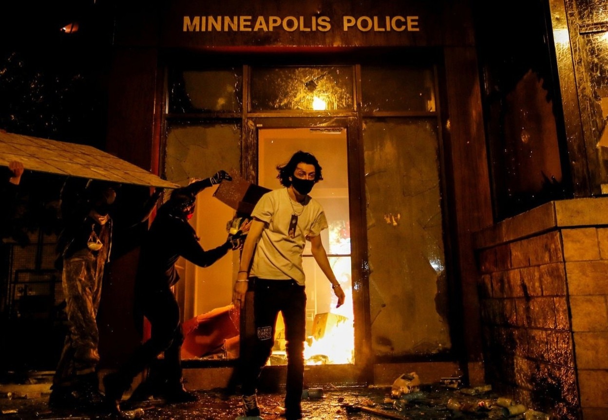 Nguoi bieu tinh dot don canh sat o Minneapolis hinh anh