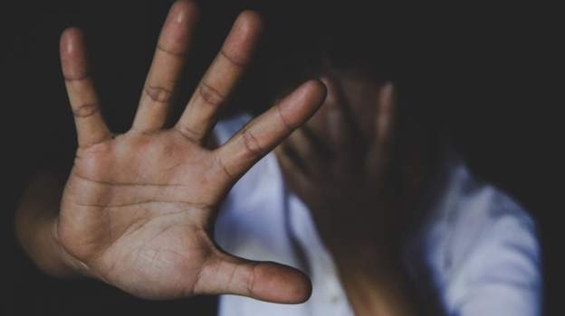 Bat 12 nguoi dan ong cuong hiep be gai 12 tuoi gay rung dong Nigeria hinh anh