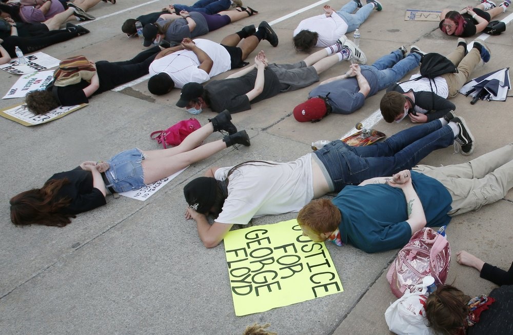 bieu tinh o My,  con so 8:46,  bieu tuong cua bao luc canh sat anh 9