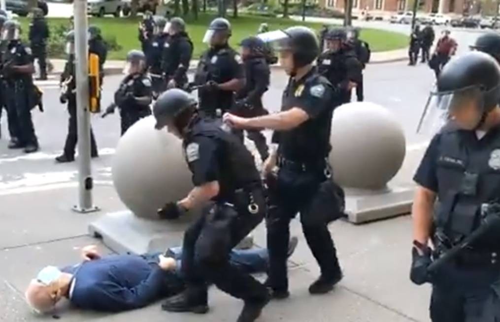 My bat 2 si quan canh sat xo cu ong 75 tuoi nga dap dau xuong dat hinh anh