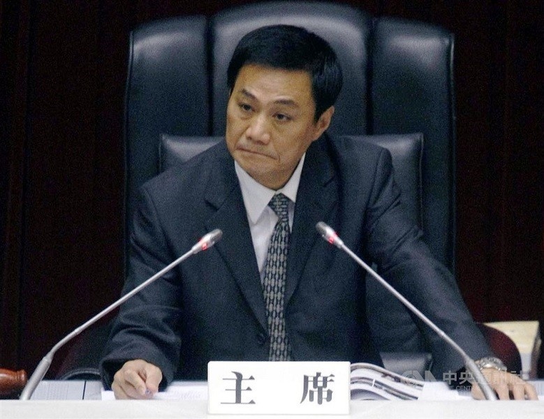 Quan chuc Cao Hung nhay lau sau khi thi truong than TQ bi bai nhiem hinh anh