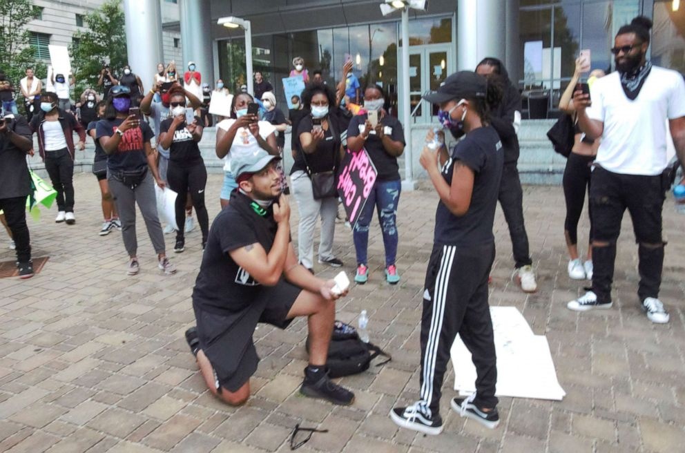 Quy goi cau hon giua bieu tinh 'Black Lives Matter' o My hinh anh