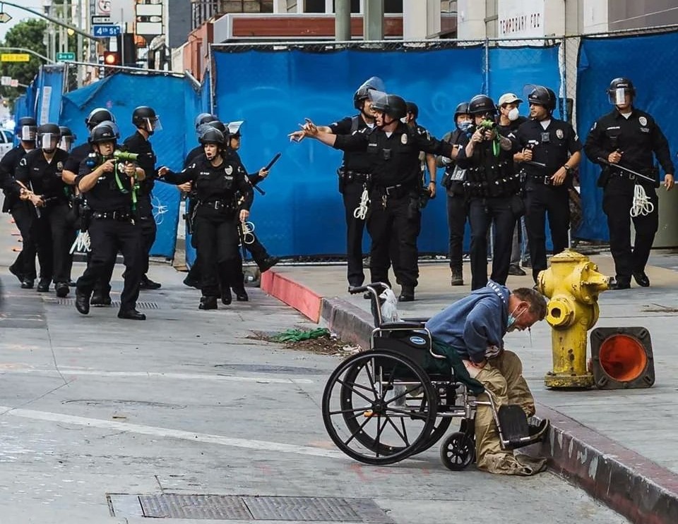 Canh sat My ban vao mat nguoi vo gia cu khuyet tat trong bieu tinh hinh anh