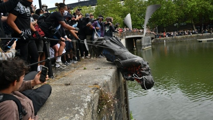 Truoc khi bi nem xuong bien, tuong nha buon no le da gay phan no o Anh hinh anh
