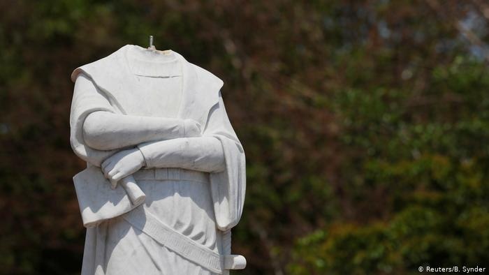 Nguoi bieu tinh cat dau tuong Columbus o Boston hinh anh