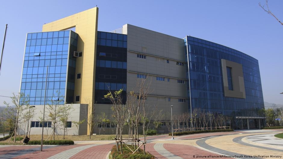 Toa nha bieu tuong quan he lien Trieu thanh dong do nat hinh anh