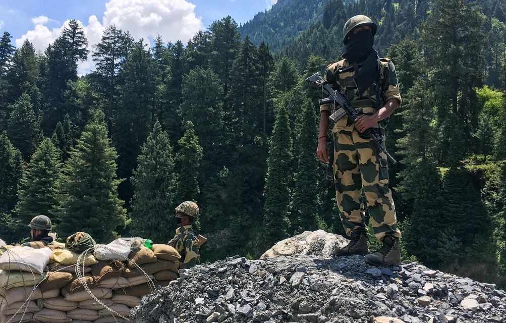 Dung do An - Trung suot 4 gio trong bong dem tren do cao 4.000 m hinh anh