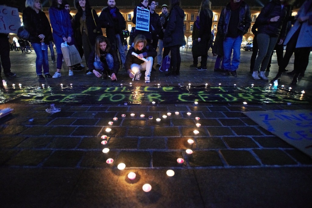 nguoi dan ong chet sau khi bi bat o Paris anh 1