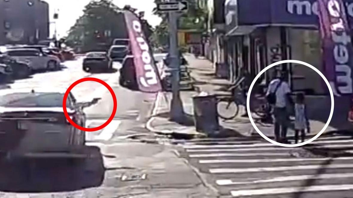 Xa sung bung no o New York, cha bi ban chet khi dat con qua duong hinh anh