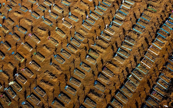 Brazil phai dao bai chon lap lon vi ca tu vong do Covid-19 tang vot hinh anh