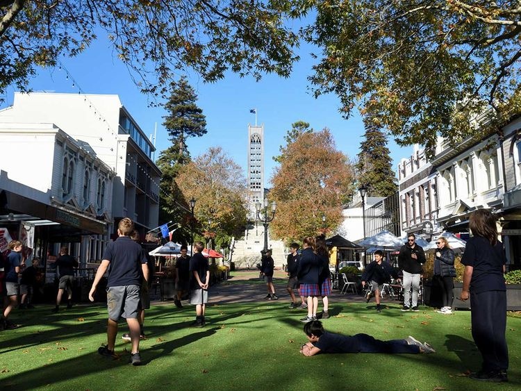 Gioi nha giau do tien mua cho tru than o noi chong Covid-19 tot hinh anh