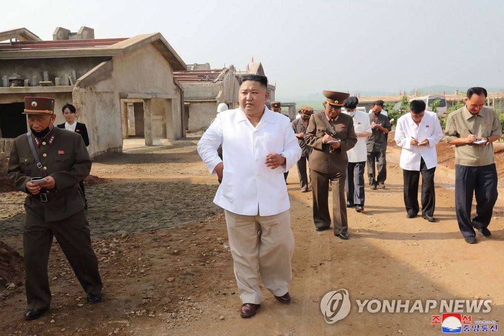 Kim Jong Un tham trang trai ga anh 1
