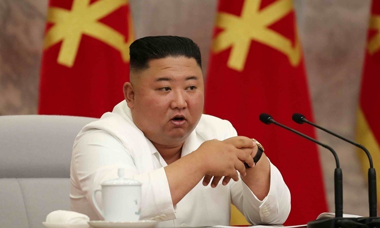 Ong Kim Jong Un hop khan Bo Chinh tri sau vu vuot bien tu Han Quoc hinh anh