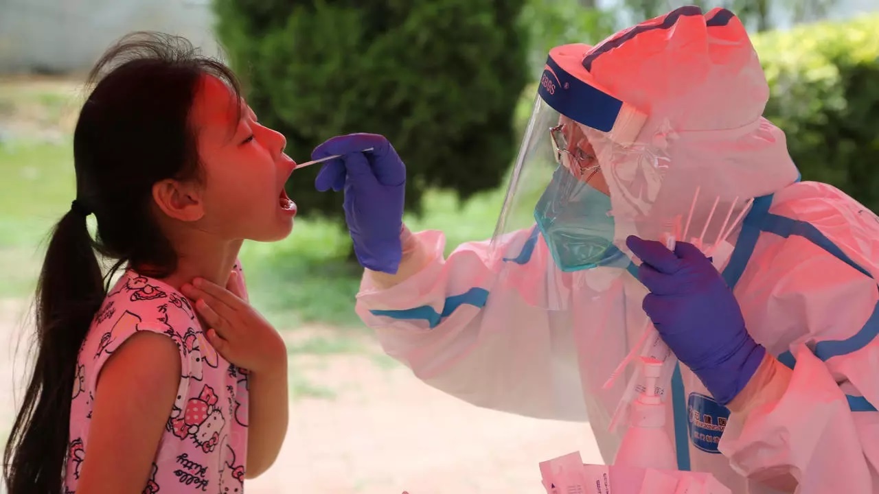 Trung Quoc co so ca nhiem Covid-19 trong ngay cao nhat 3 thang qua hinh anh