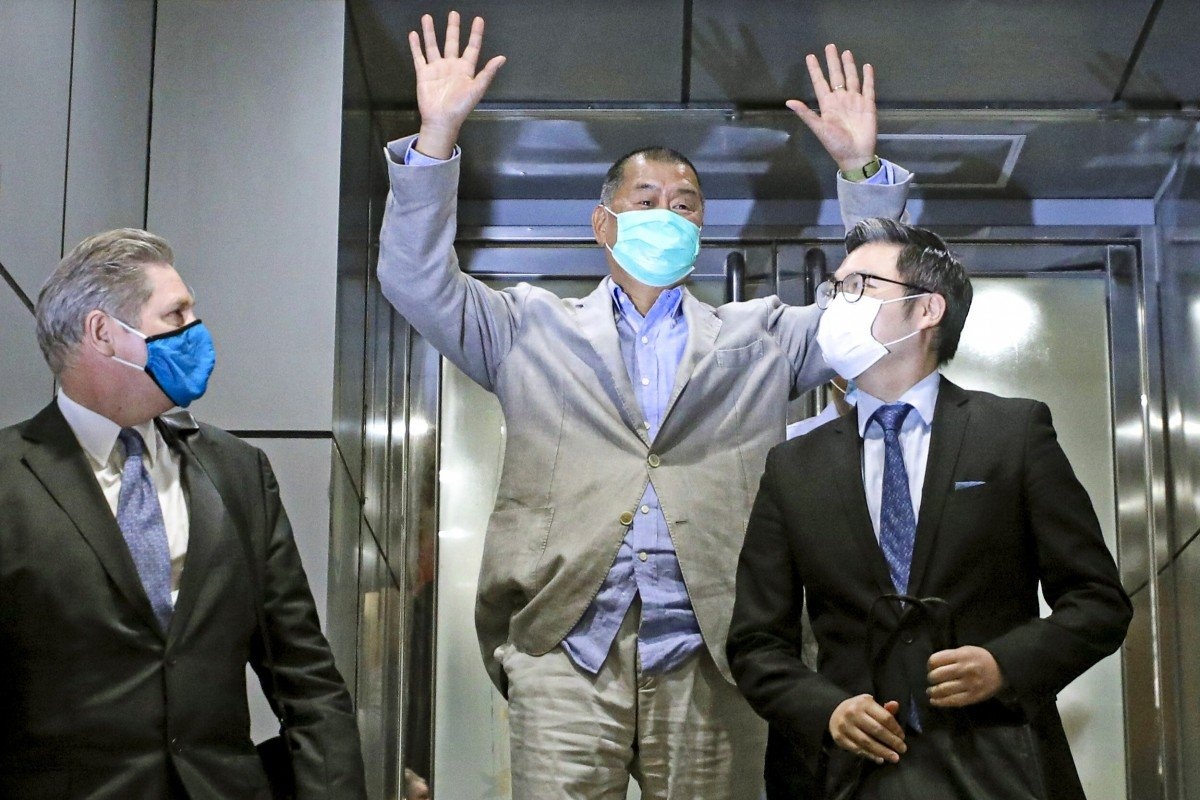 Agnes Chow va ong trum truyen thong Hong Kong duoc tha hinh anh