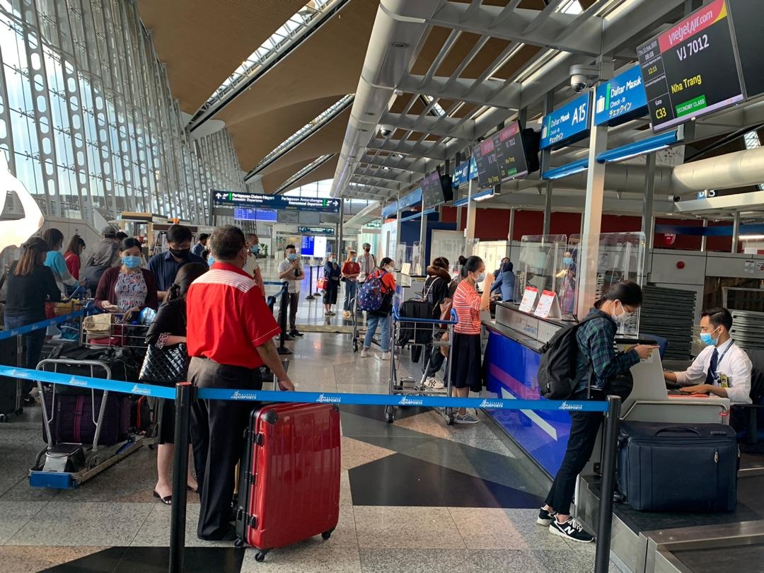 cong dan Viet Nam o Malaysia ve nuoc anh 1