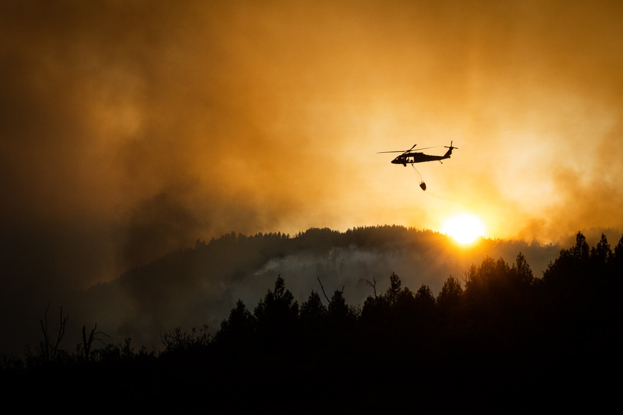 Vat lon voi 600 vu chay rung, bang California cau cuu hinh anh