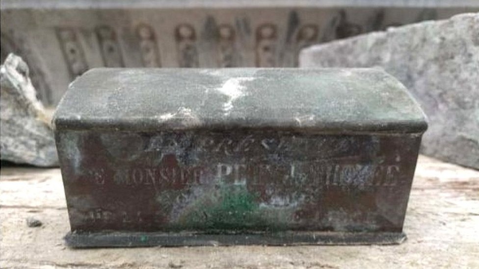 Tim thay trai tim co thi truong trong dai phun nuoc o Bi hinh anh