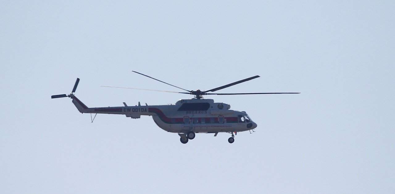 Co gai di cu sinh con tren truc thang o Italy hinh anh