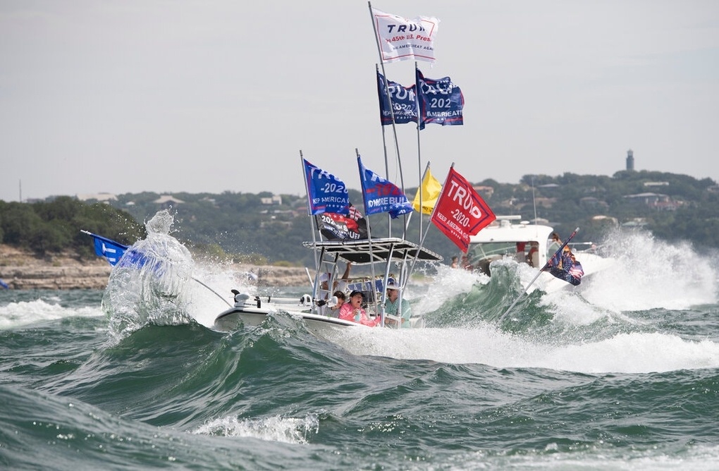 Chim 4 thuyen dieu hanh ung ho Tong thong Trump hinh anh