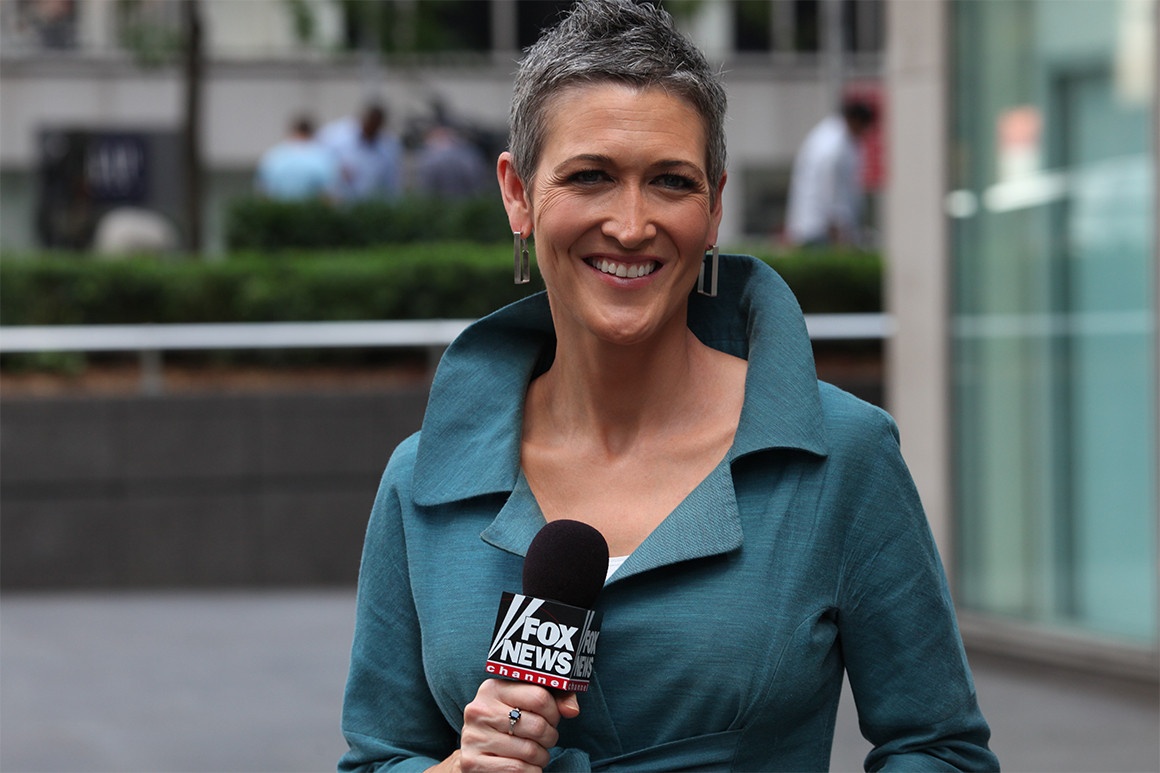 Tong thong Trump yeu cau sa thai nha bao Fox News hinh anh