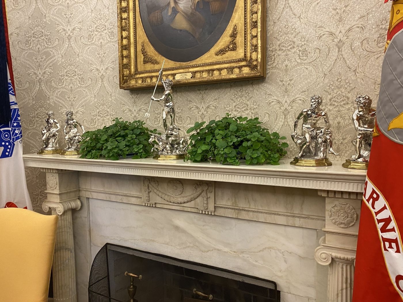 Tong thong Trump dua tuong quy tu dinh dai su o Phap ve Nha Trang hinh anh