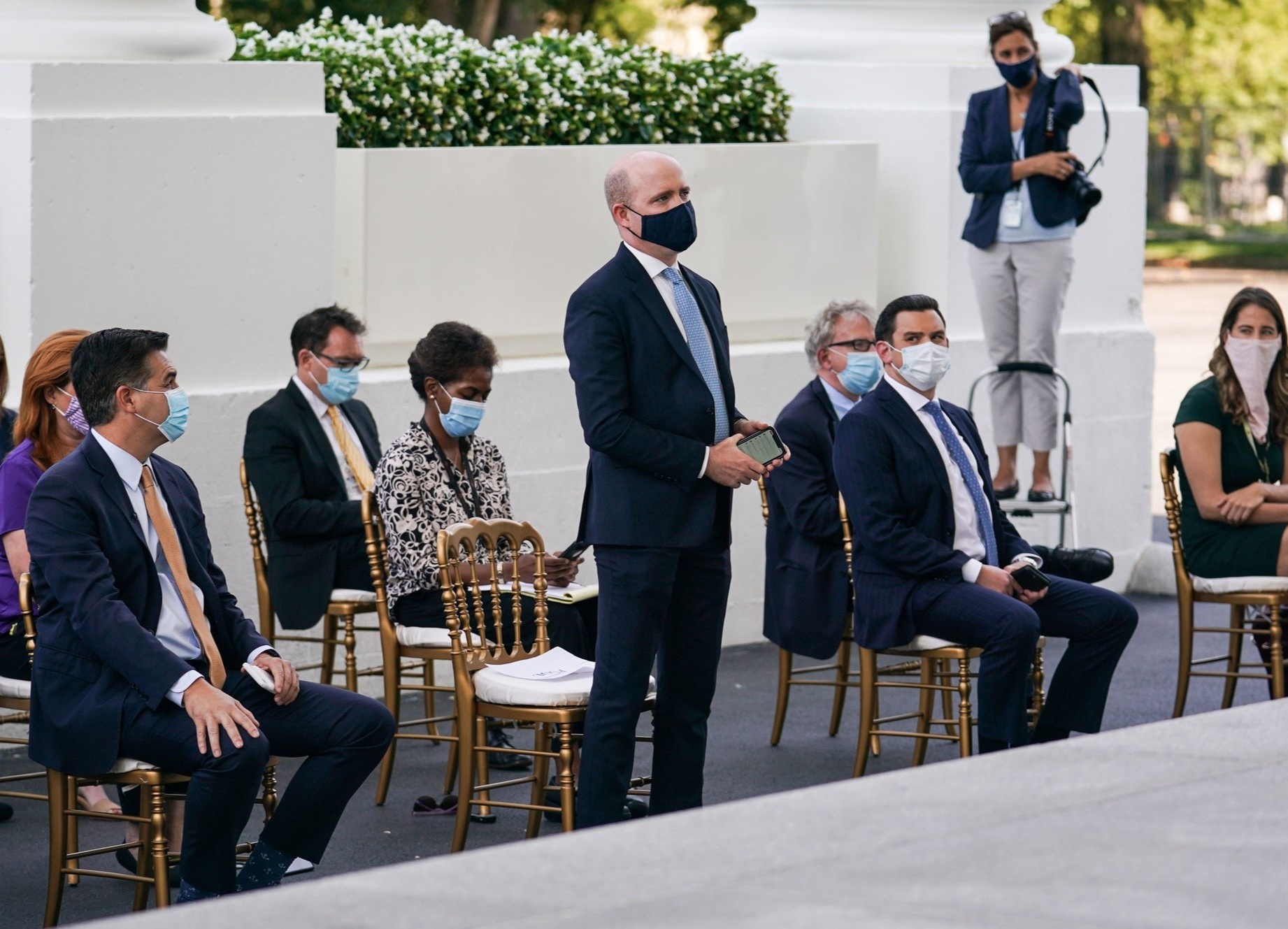 Tong thong Trump yeu cau phong vien thao khau trang o hop bao hinh anh