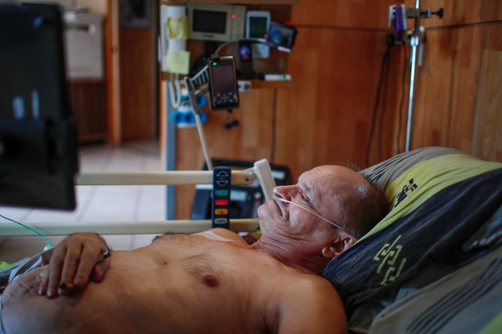 Nguoi dan ong Phap muon livestream cai chet da chiu vao vien hinh anh