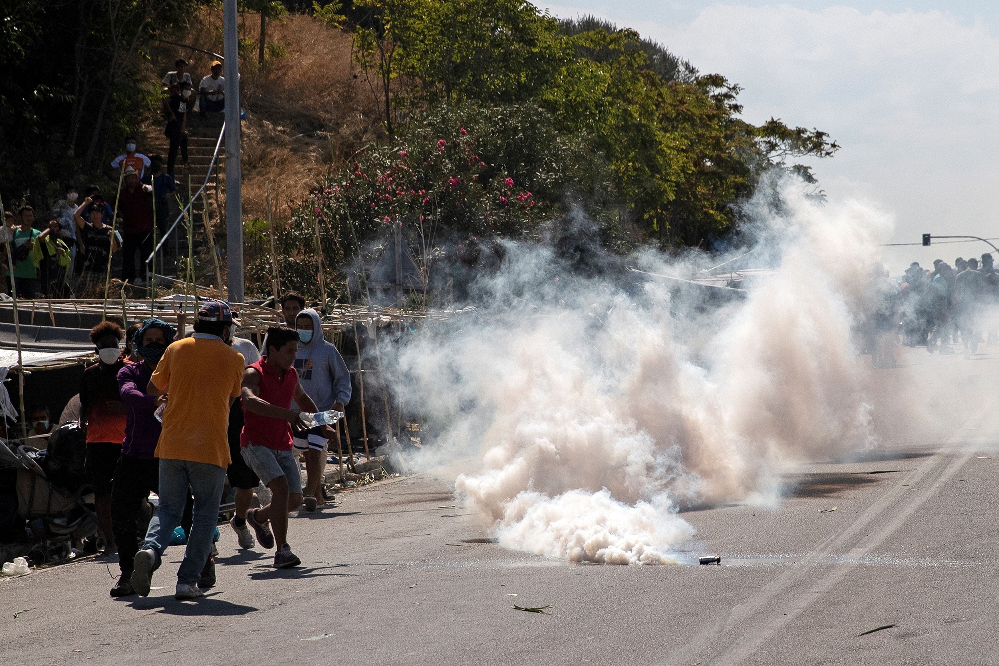 canh sat ban hoi cay vao nguoi nhap cu anh 4