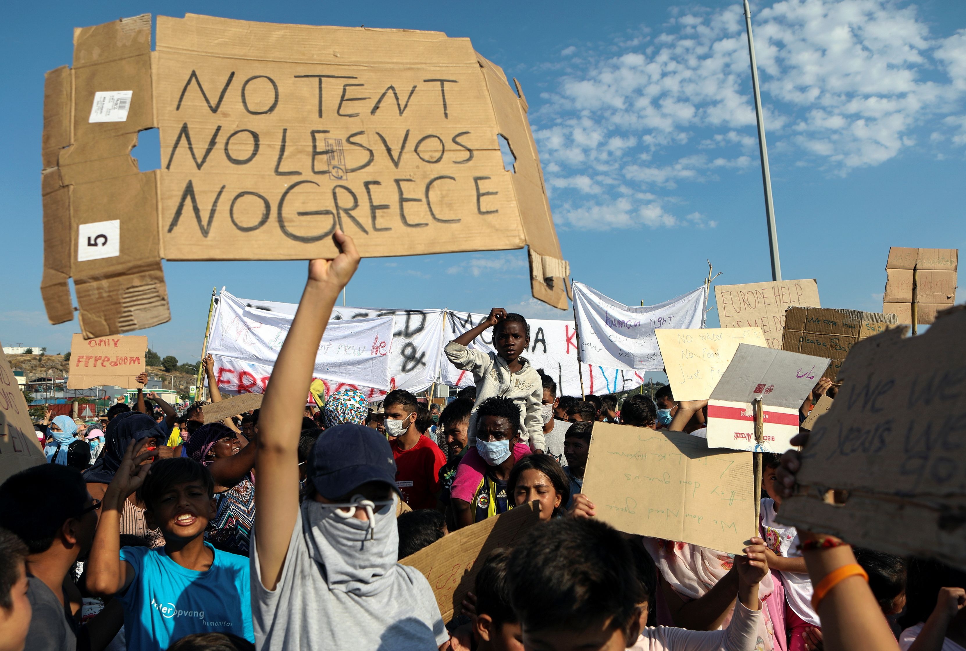 canh sat ban hoi cay vao nguoi nhap cu anh 2