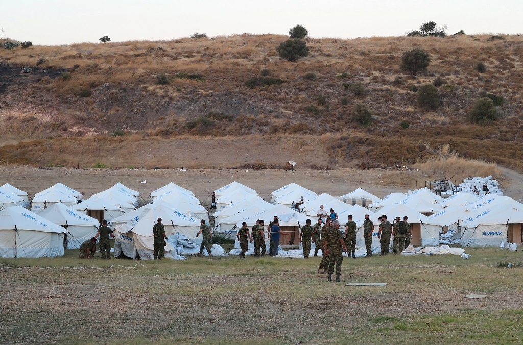 canh sat ban hoi cay vao nguoi nhap cu anh 9