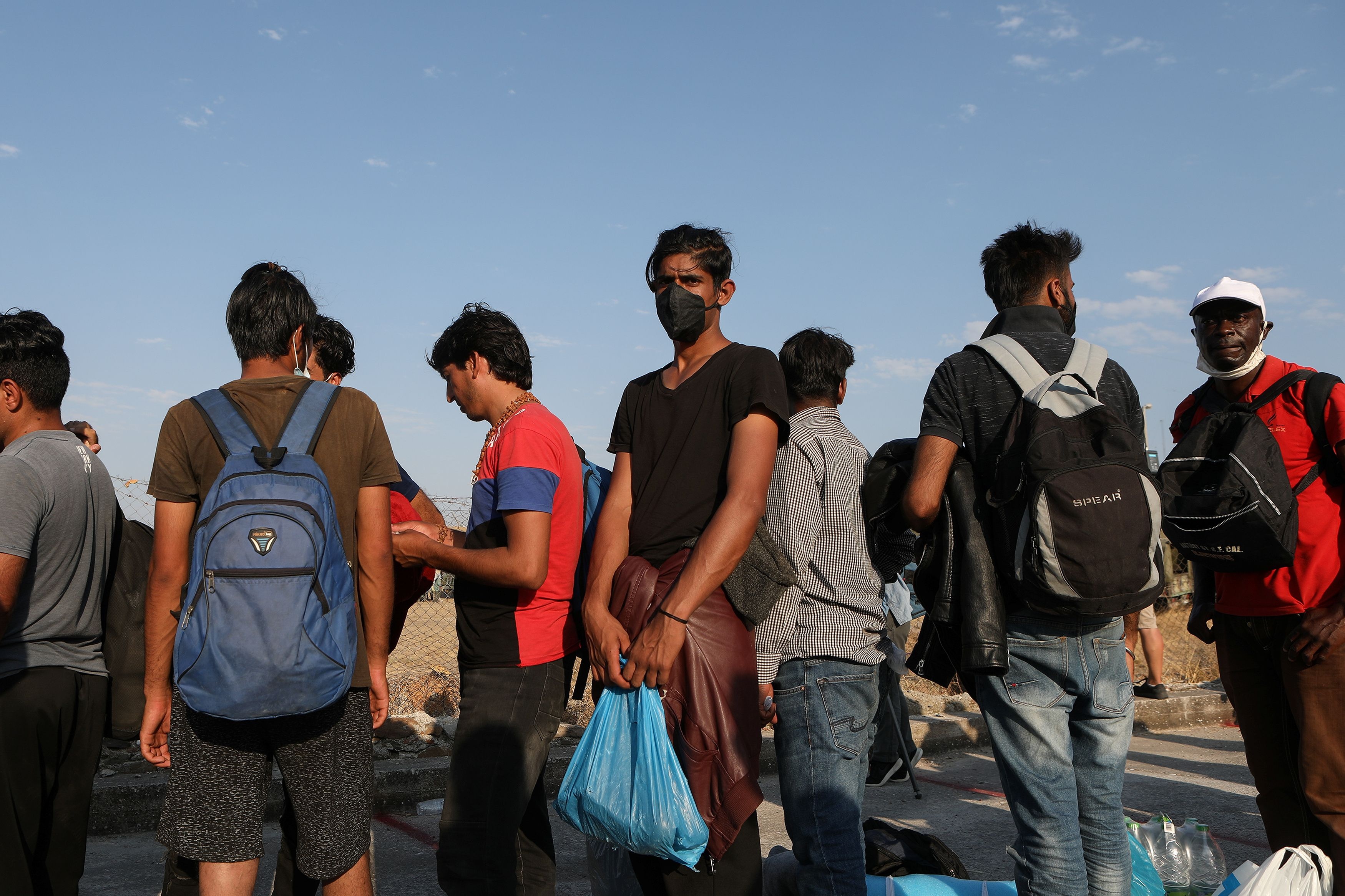 canh sat ban hoi cay vao nguoi nhap cu anh 10