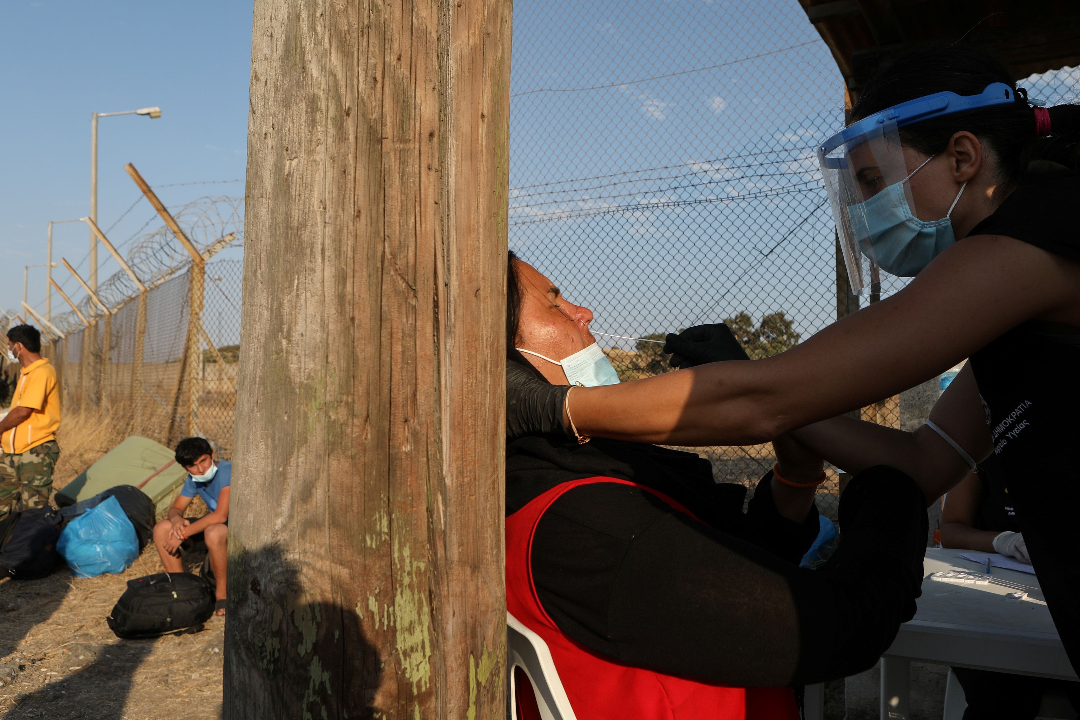 canh sat ban hoi cay vao nguoi nhap cu anh 11