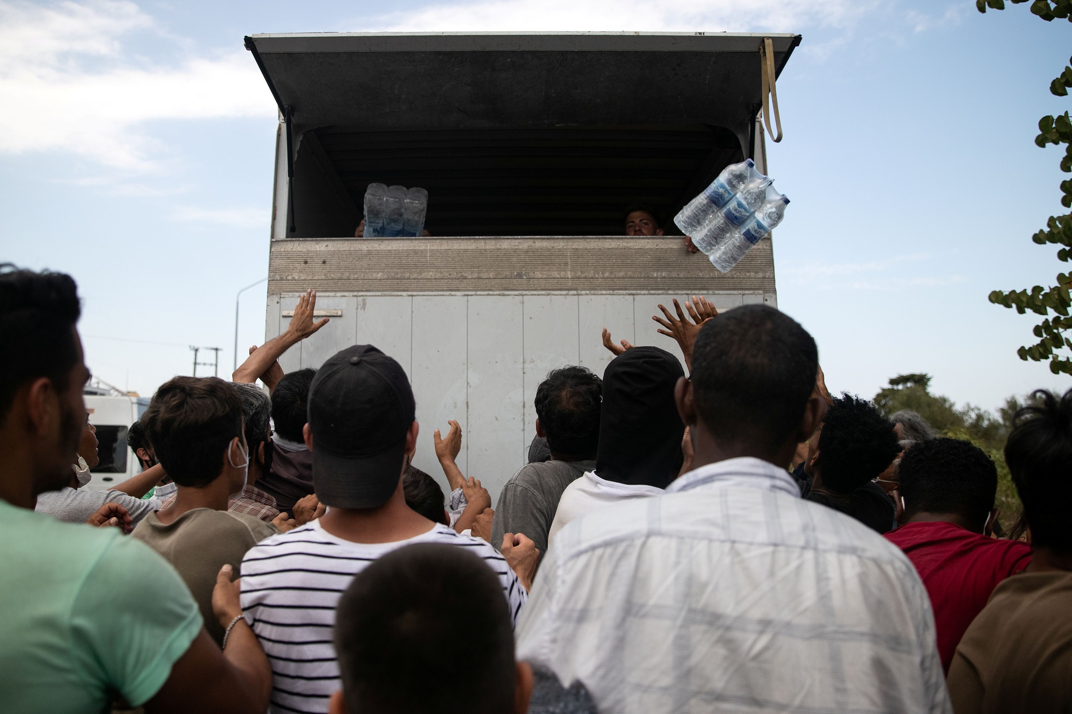 canh sat ban hoi cay vao nguoi nhap cu anh 12