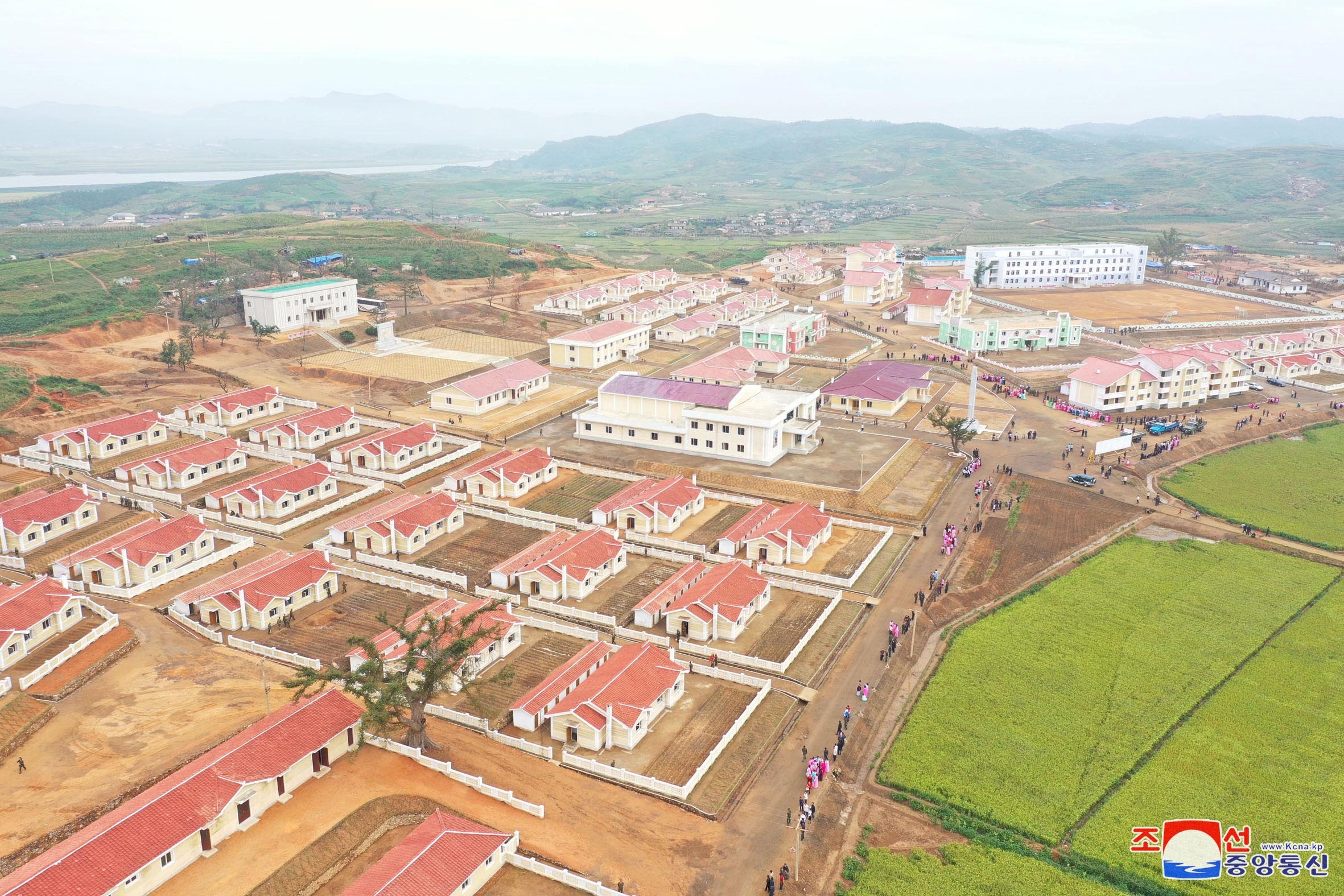 Trieu Tien ca ngoi dang vien uu tu, co the dung nha trong 14 phut hinh anh