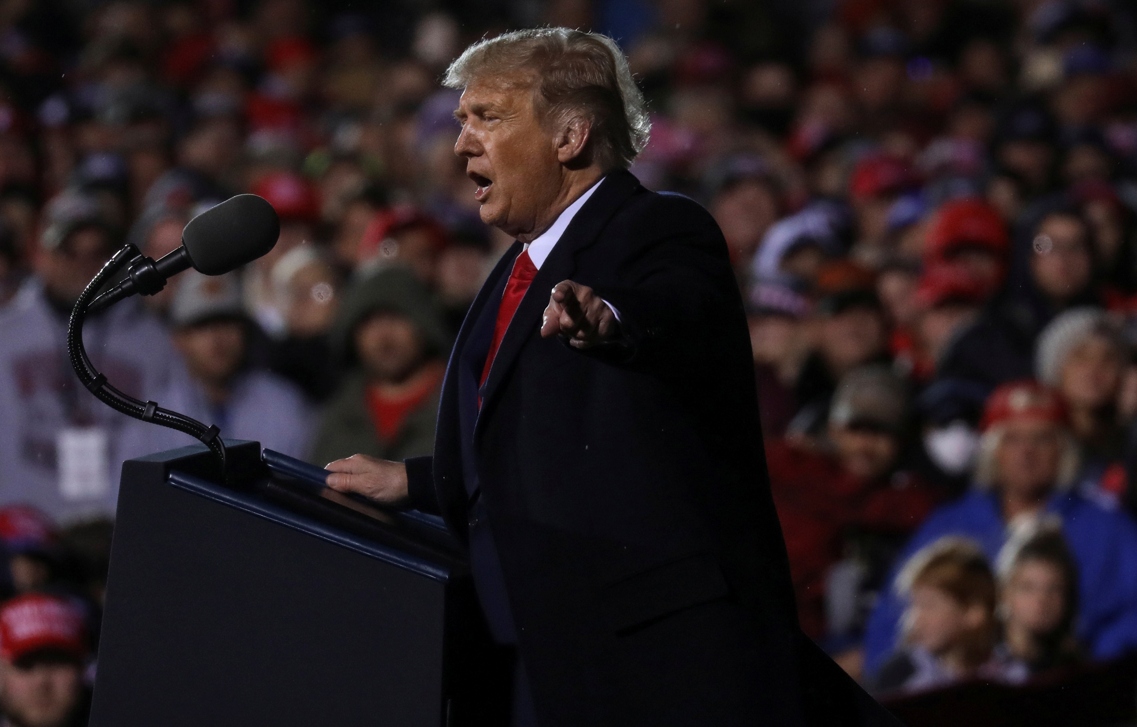 Hai thai cuc tren Twitter sau tin ong Trump mac Covid-19 hinh anh