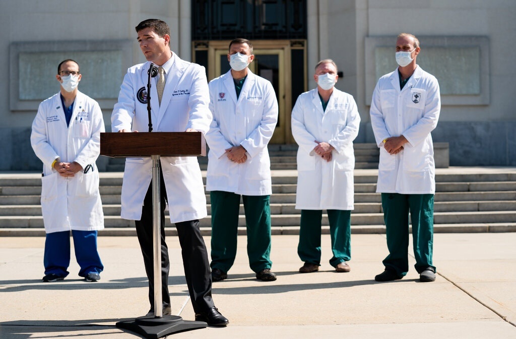 ong Trump ra khoi benh vien anh 2