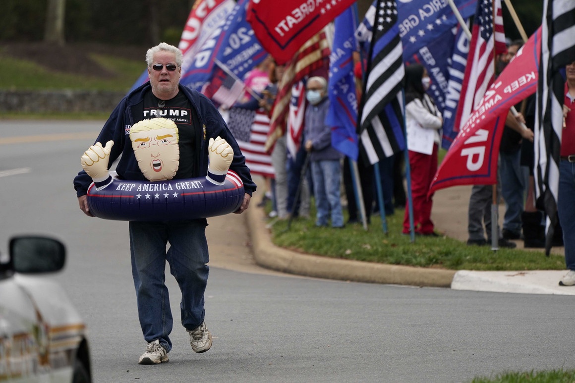 Nguoi ung ho ong Trump bi bat vi tho manh vao nguoi khac hinh anh