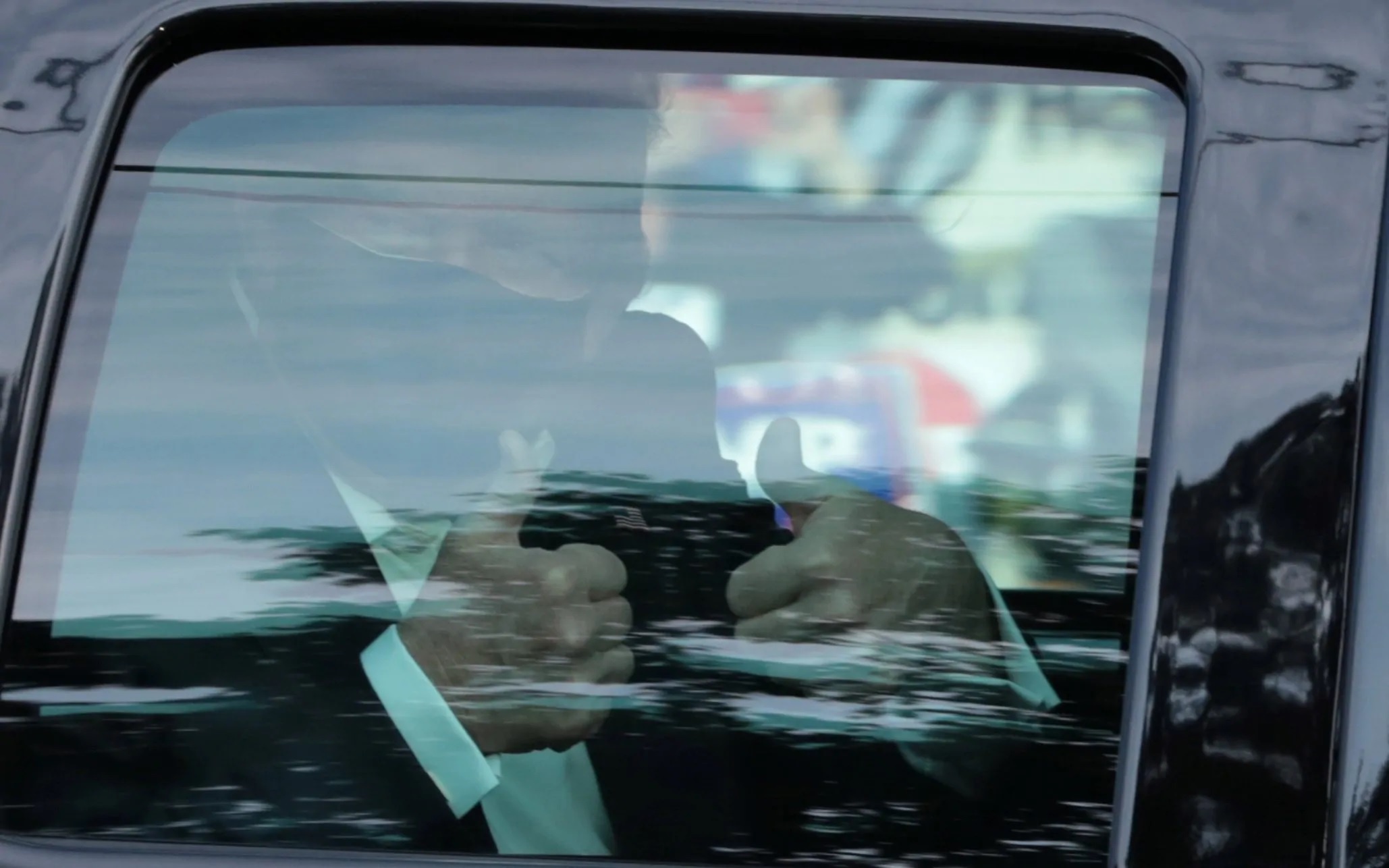 Sau thong tin bi tut oxy, ong Trump ra ngoai cuu van hinh anh hinh anh