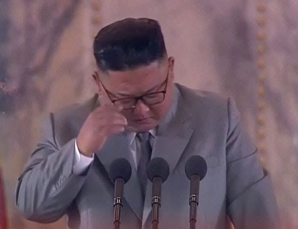 Ong Kim Jong Un roi nuoc mat trong le duyet binh hinh anh