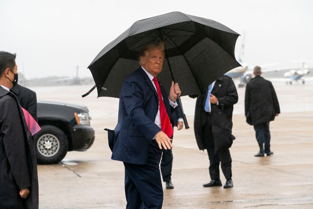 So Covid-19, bay hang tin khong cu phong vien di cung ong Trump hinh anh