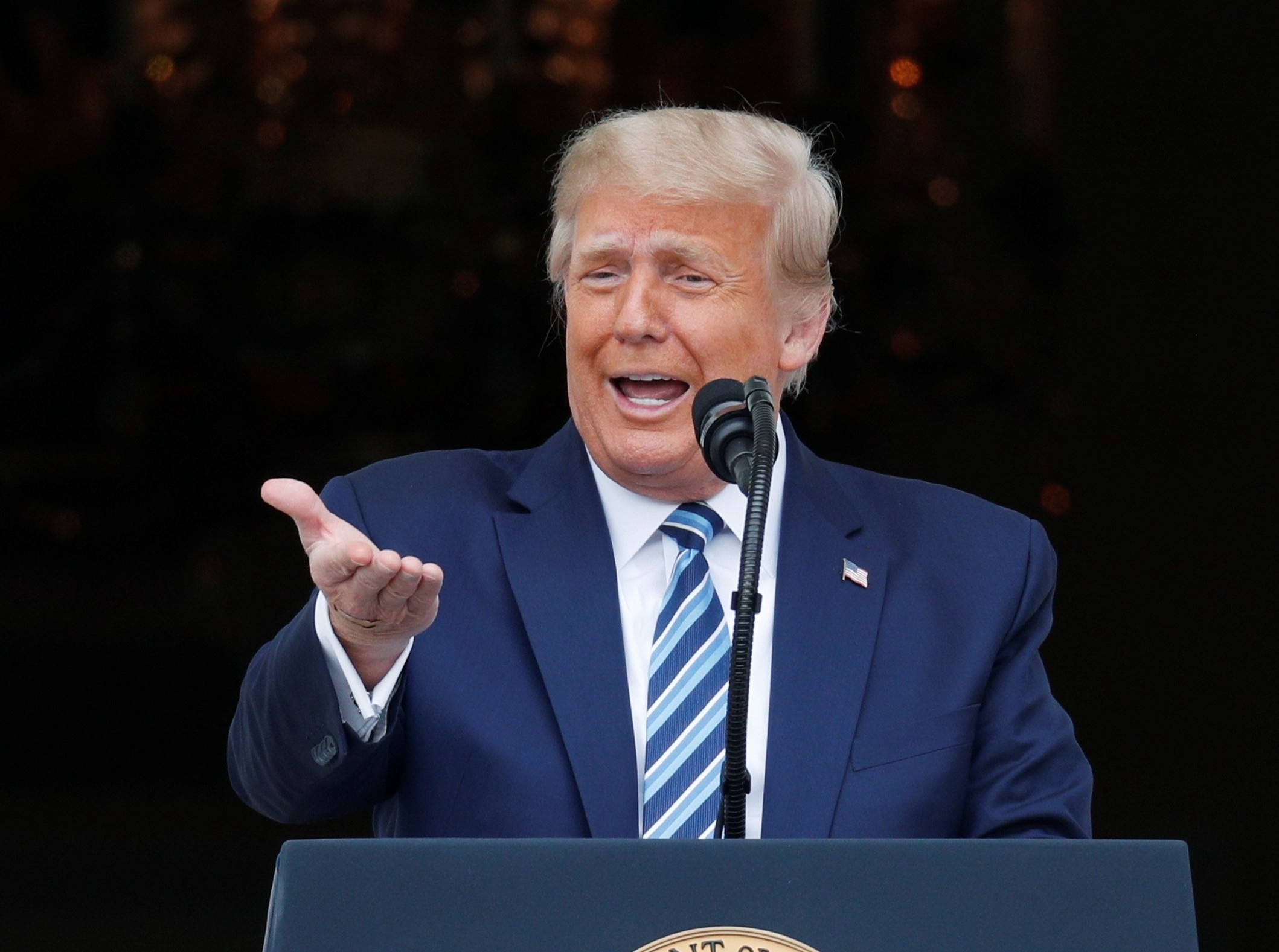 Bac si: Ong Trump xet nghiem am tinh trong vai ngay lien tiep hinh anh